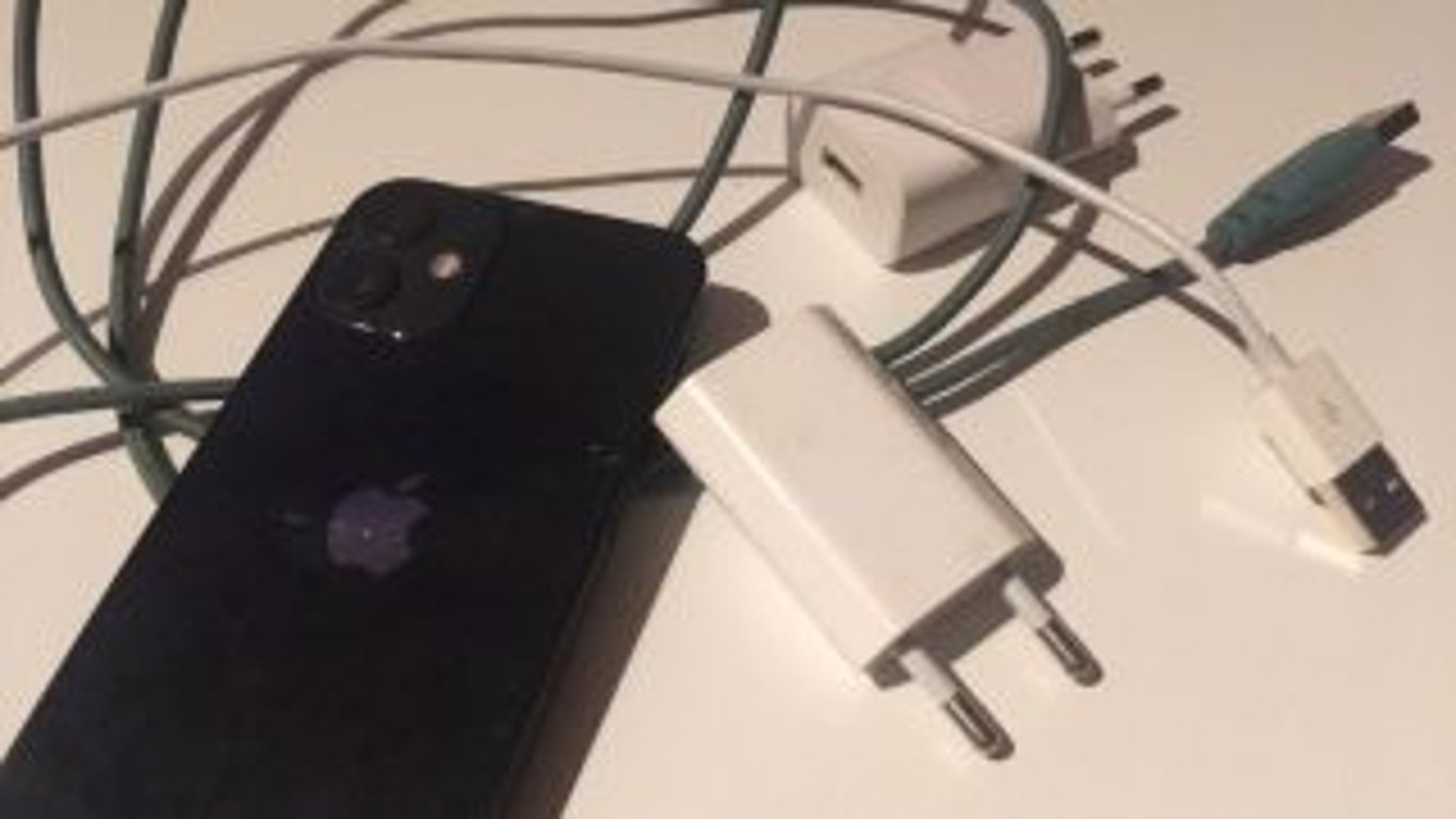 Na trhu se podle ČOI objevila nebezpečná nabíječka pro iPhone