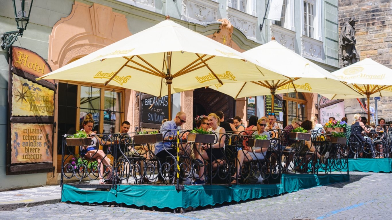 Zdánlivě hezké věci, které hosté dělají v restauracích, dokážou personál dovést k šílenství. Málokdo tuší proč