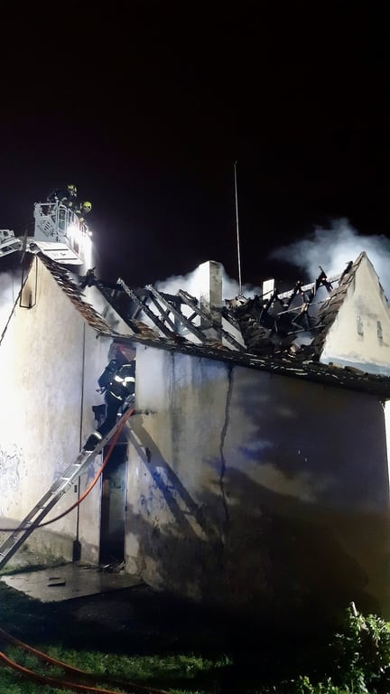 Dva noční požáry v Praze. Hořela kuchyň a rodinný dům
