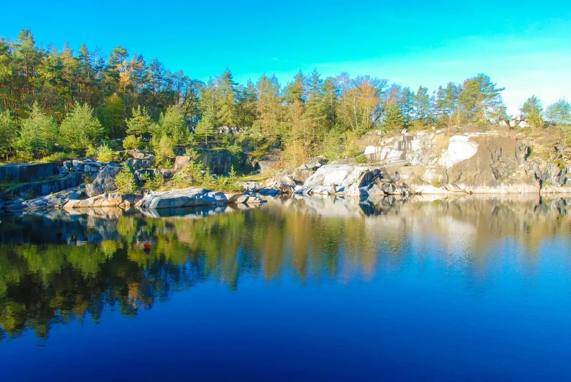 Průzračná laguna, kde se koupe jen hrstka lidí. Tohle kouzelné místo není v Karibiku, ale ve Středočeském kraji
