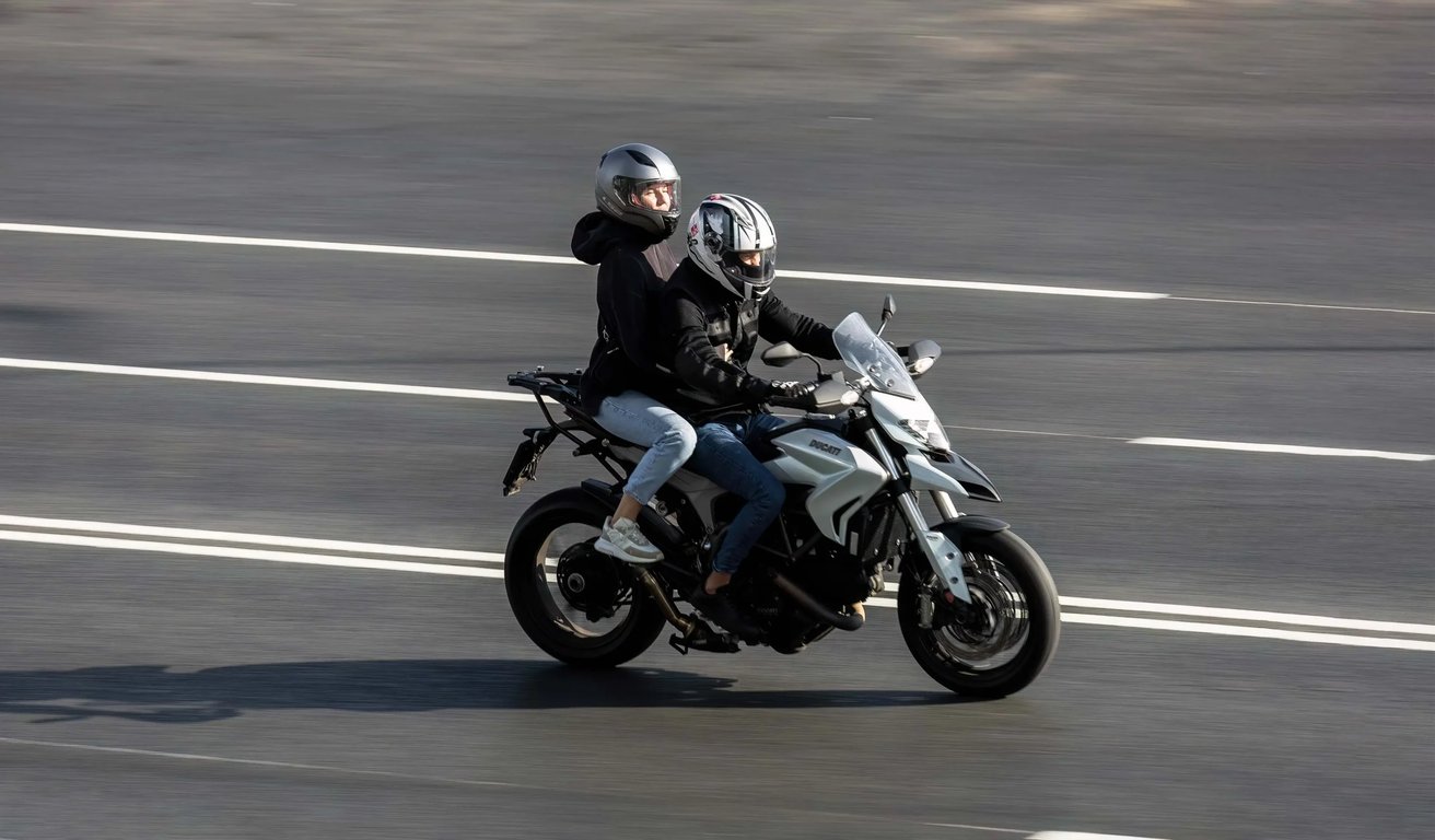Může řidič dostat pokutu, když veze na motorce opilého spolujezdce? 90 % Čechů odpoví špatně