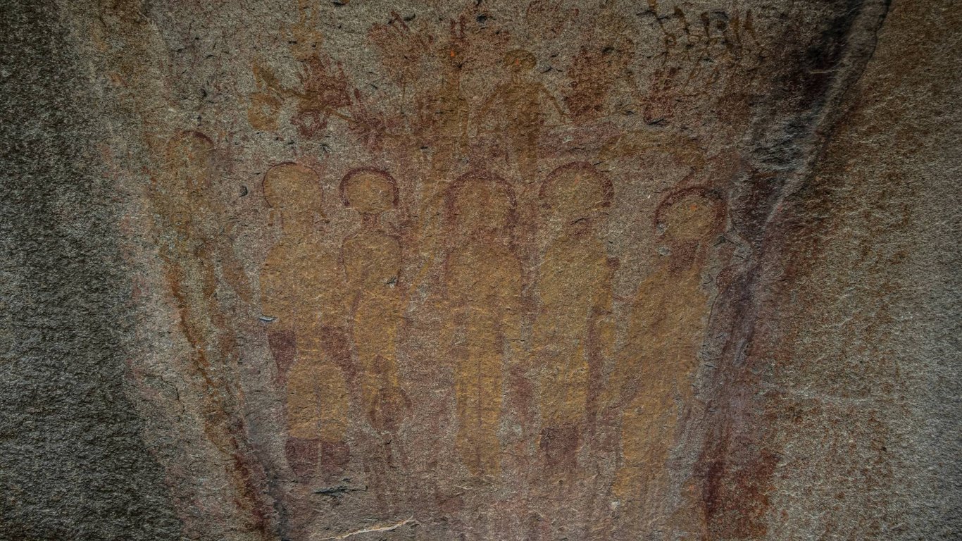 Prehistoričtí mimozemšťané: 10 000 let staré jeskynní malby v Indii mají být důkazem návštěvy UFO