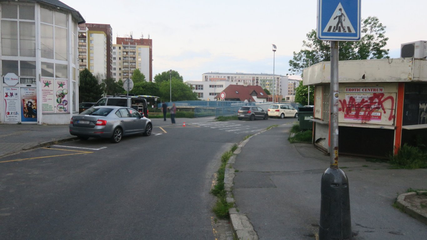 Policie hledá svědky nehody cyklistky a elektrokoloběžky v Opavě