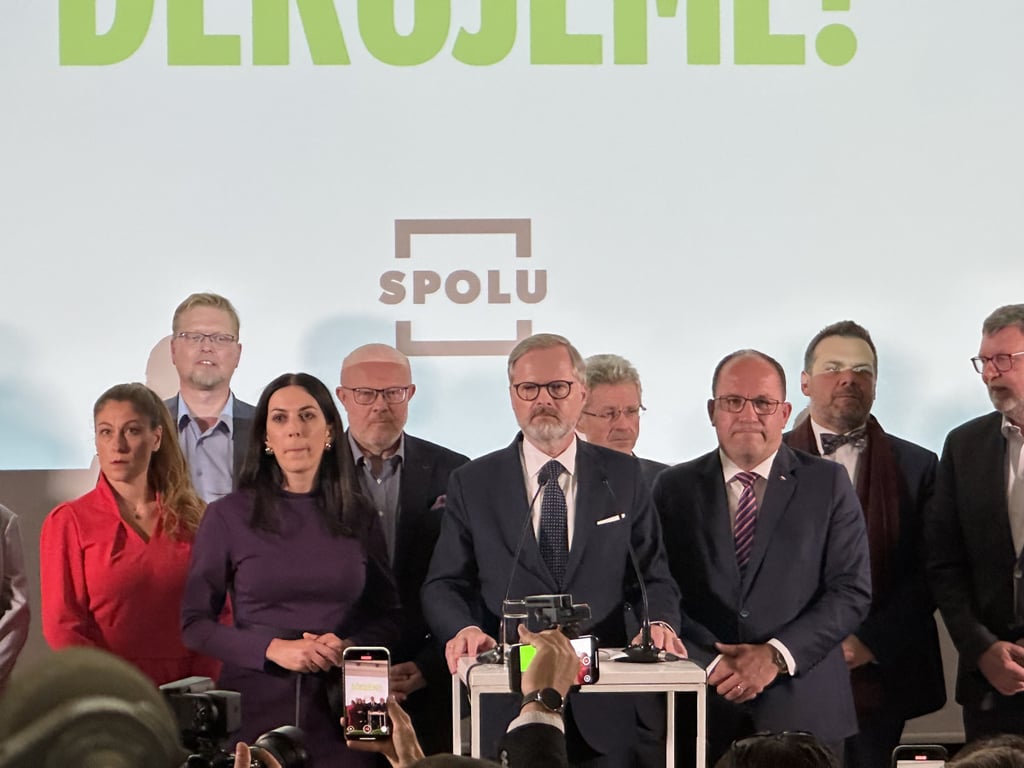 Volby do sněmovny vyhrálo ANO, v Praze Spolu. Hlasování poznamenala smrt