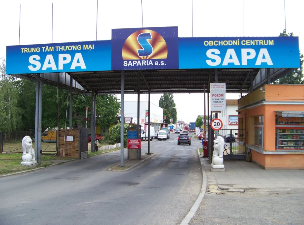 Do téhle tržnice jezdí podnikatelé z celého Česka. Pro běžné lidi je skoro zavřená.