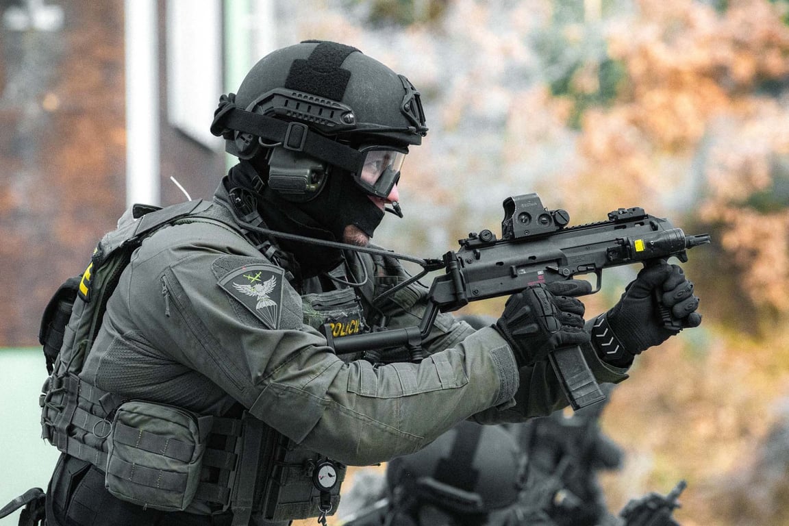 Policisté si při cvičení spletli školu. Mysleli, že vyděšení studenti jen dobře hrají