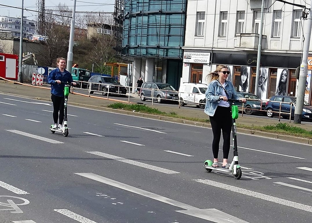 Koloběžky zakážeme, záchody budou, slibuje vedení Prahy 1