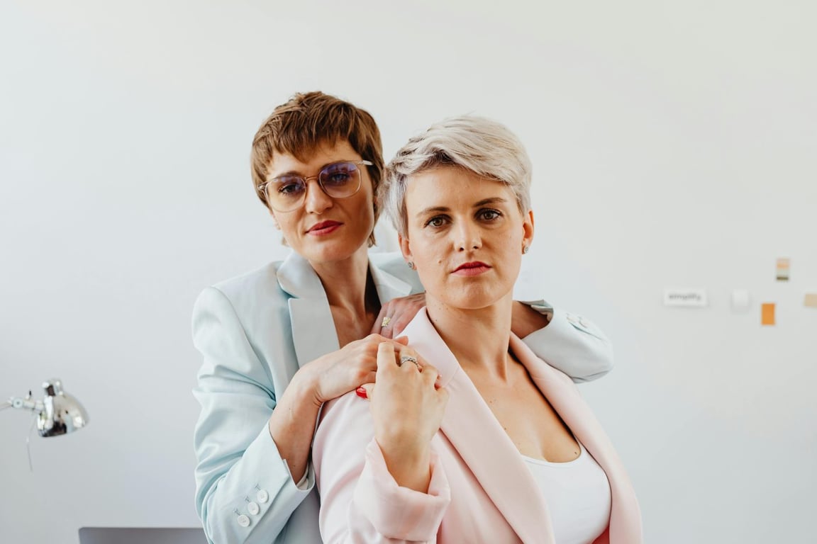 Nejlepší krátké účesy pro ženy na únor 2025: Odvážný pixie sestřih i návrat mikáda