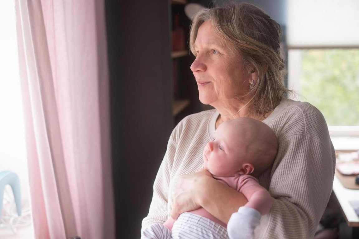 babička drží vnouče