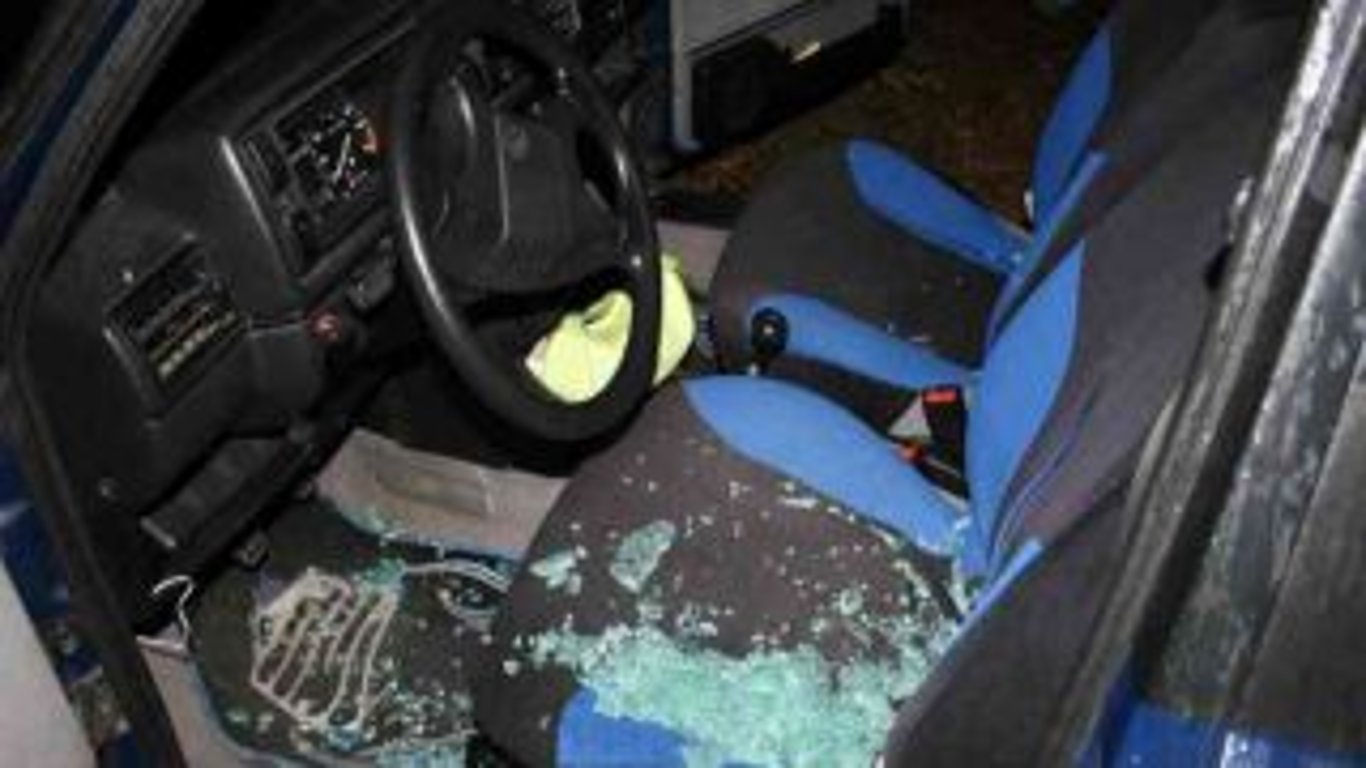 Vykradené auto raz dva: Nový trend děsí statisíce řidičů. Trik je tak jednoduchý, že k němu stačí jenom nabíječka od telefonu a šroubovák