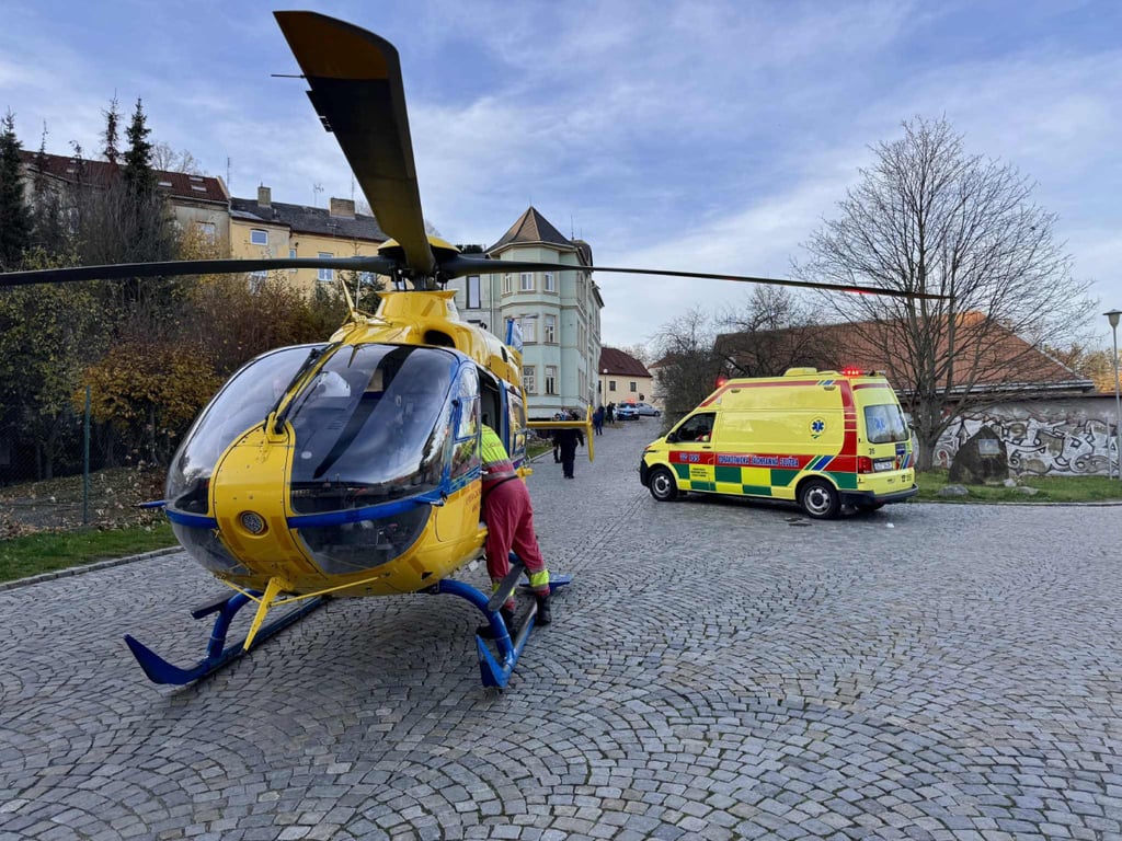 V pátek spadl muž z Brněnského mostu, vrtulník musel přistát v samém centru města
