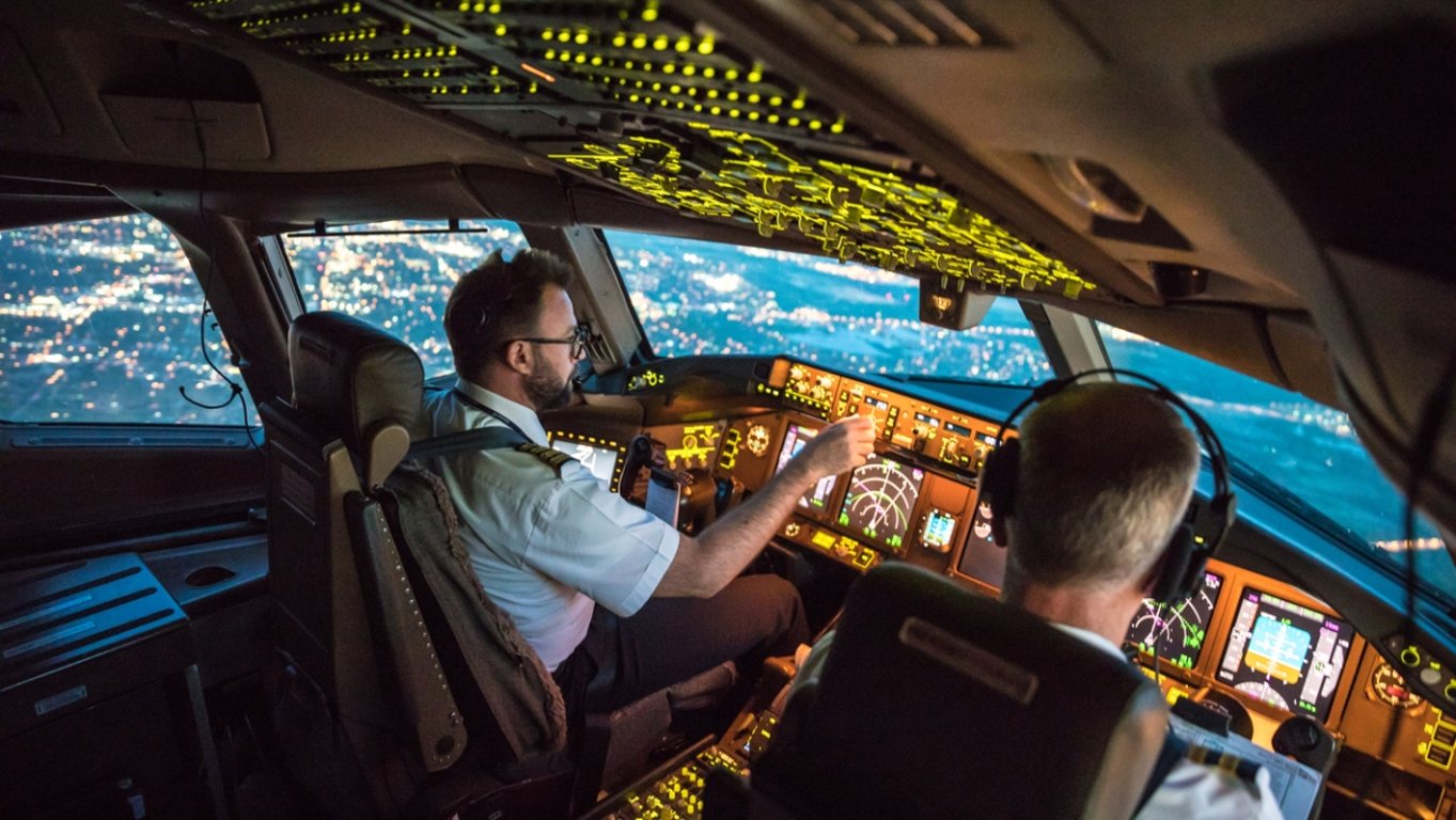 Když piloti vysloví tato slova, jde o minuty. Pro pasažéry ale znějí naprosto nenápadně