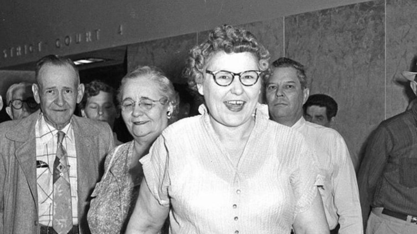 Hledání pravé lásky se může změnit v noční můru. „Smějící se Stařenka“ je děsivým důkazem