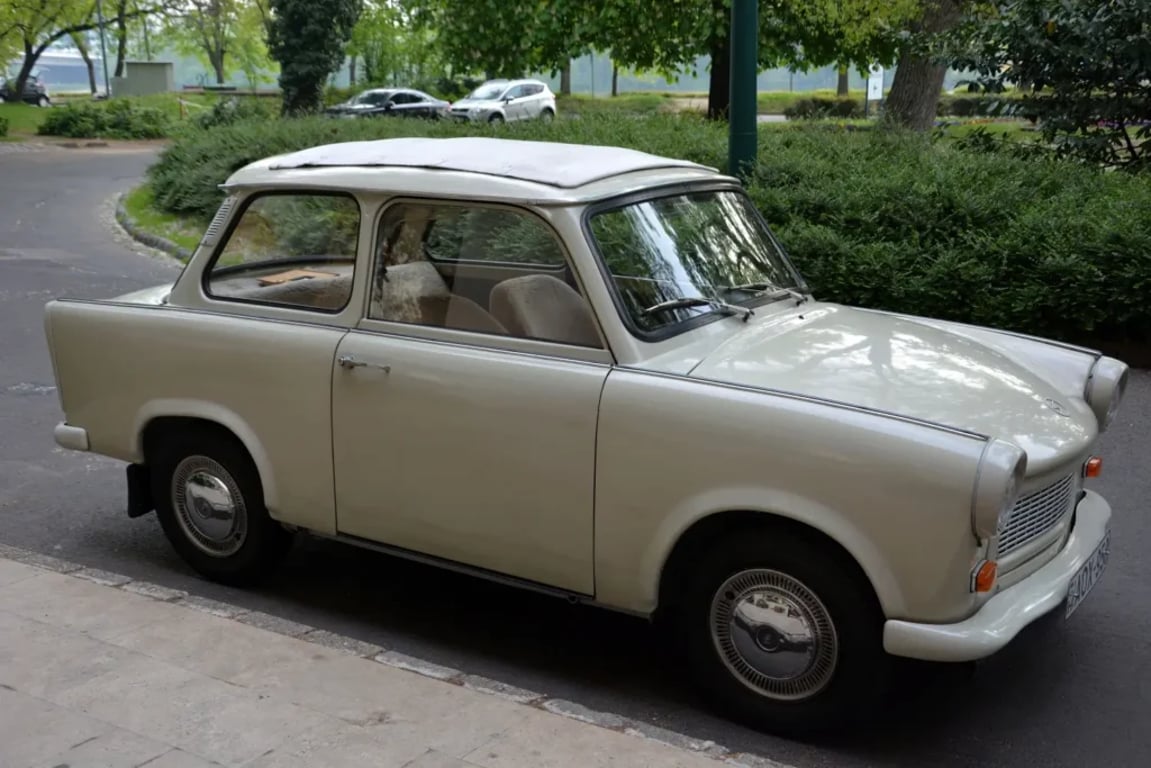 Klasický béžový Trabant 601 zaparkovaný u silnice