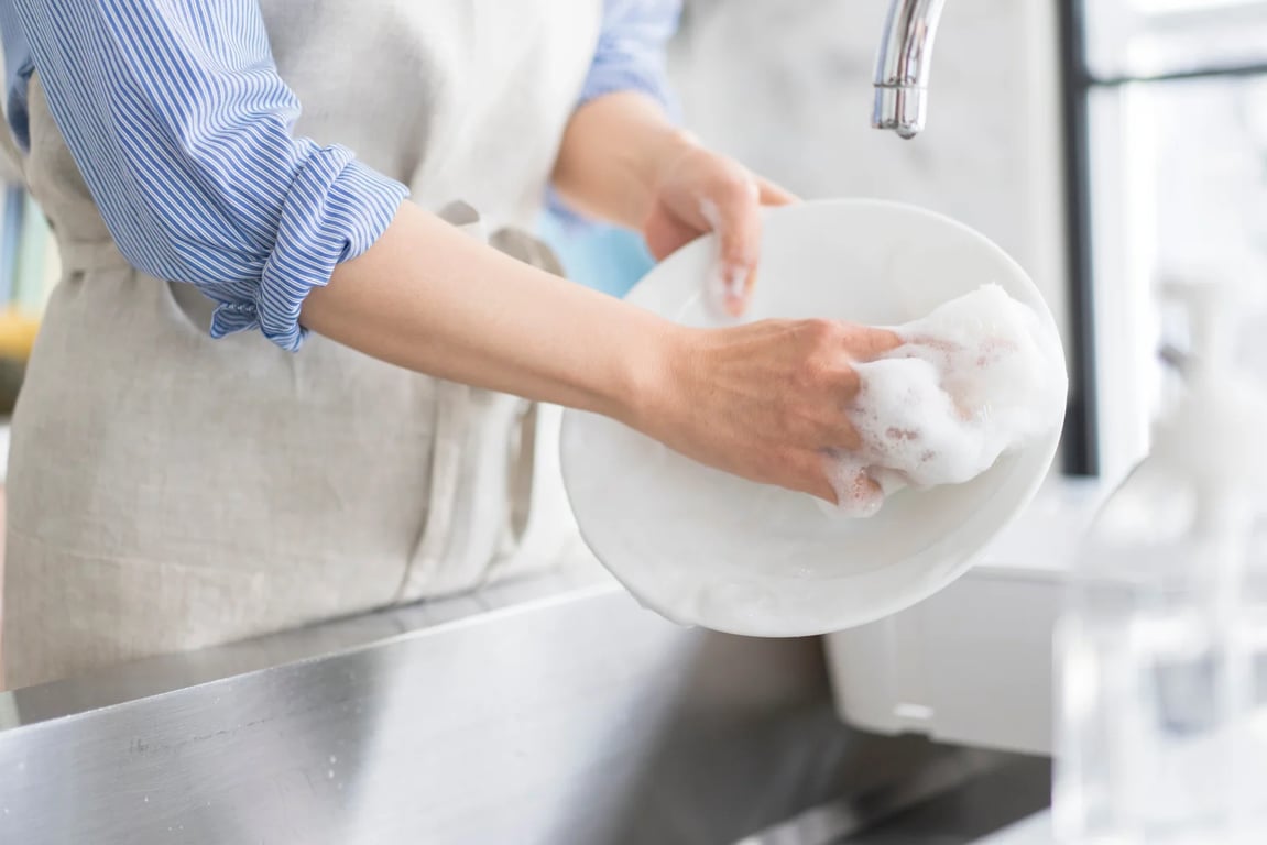 Revoluce v mytí nádobí: Češky objevily náhradu houbiček, která vydrží měsíce a je hygieničtější.