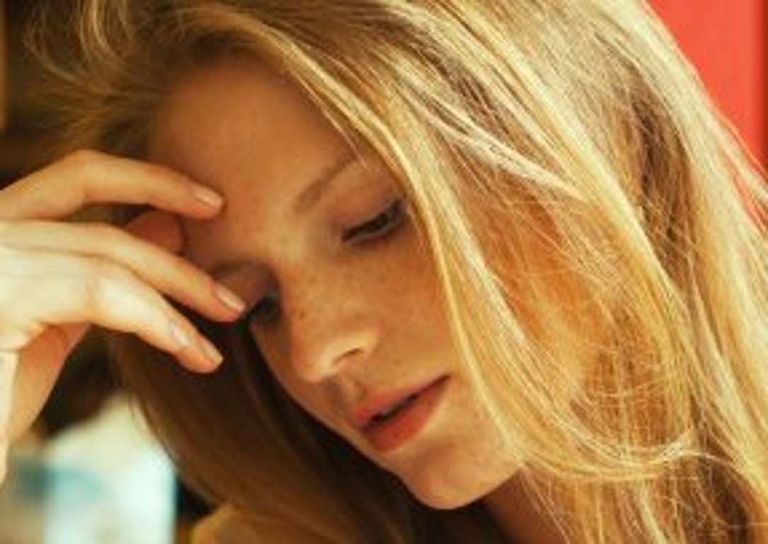 Zamyšlená mladá žena