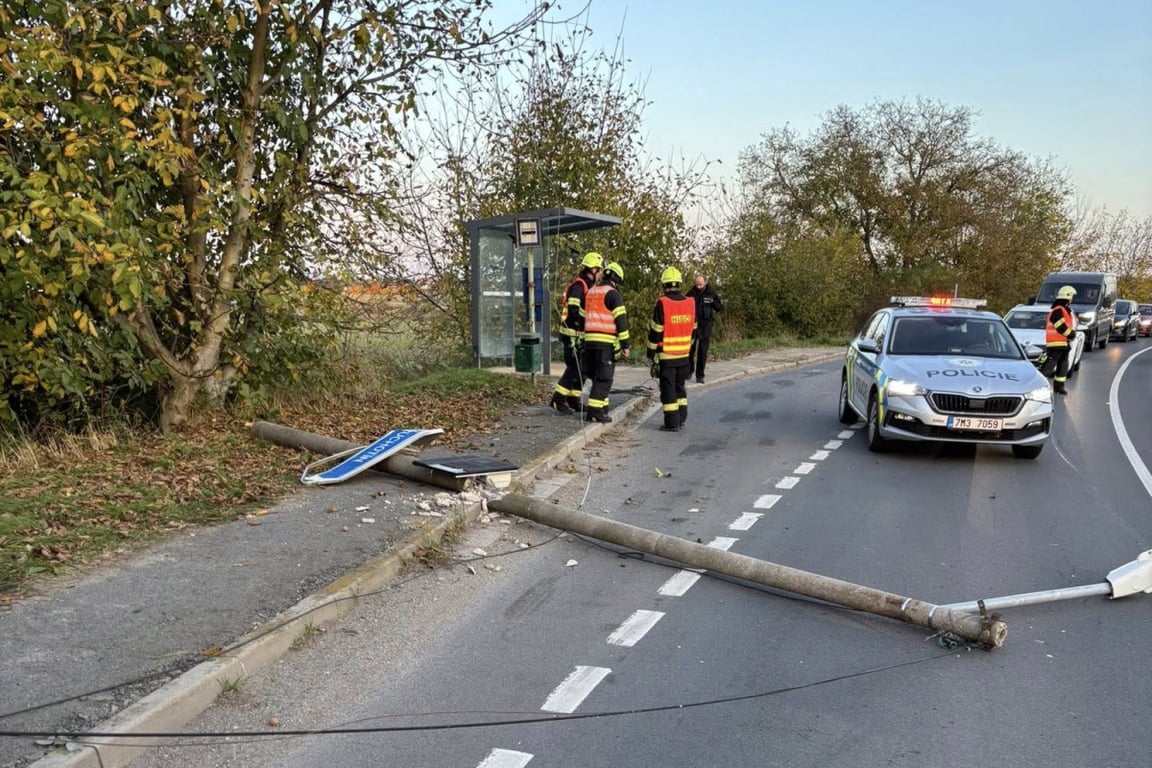 Ukradená maketa policisty a stržený sloup s radarem. Osud nepřeje zklidnění provozu u Křelova