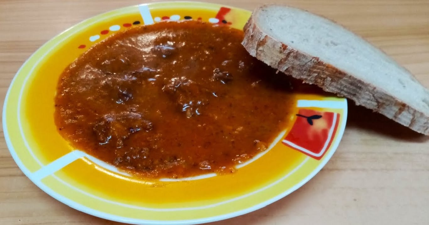 Kamarádka mi poslala recept na labužnický guláš, co vaří její muž – prý nejlepší na světě. Už chápu proč