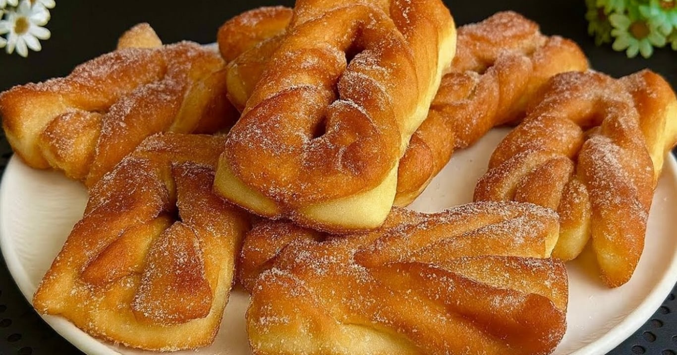 Smažené copánky, které milují děti i dospělí. Tento recept na těsto si určitě uložte – je hned hotové a skvěle se s ním pracuje