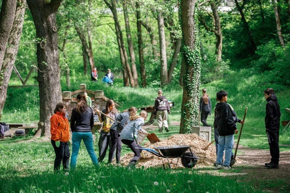 Parta školáků se už roky stará o parčík, kam chodí na procházky s rodiči