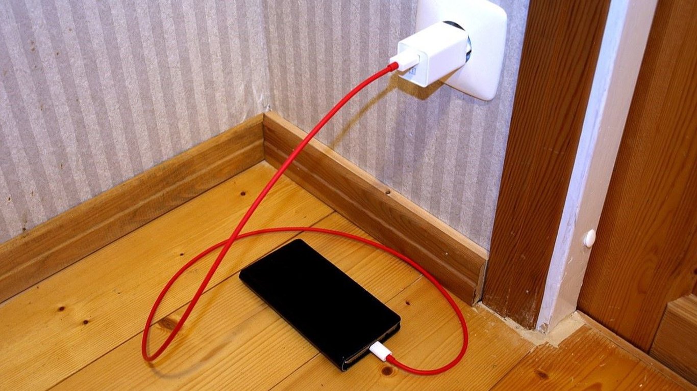 Kdo si bude nabíjet telefon tímto způsobem, tomu hrozí pokuta až 100 000 Kč. Policie výmluvy zajímat nebudou