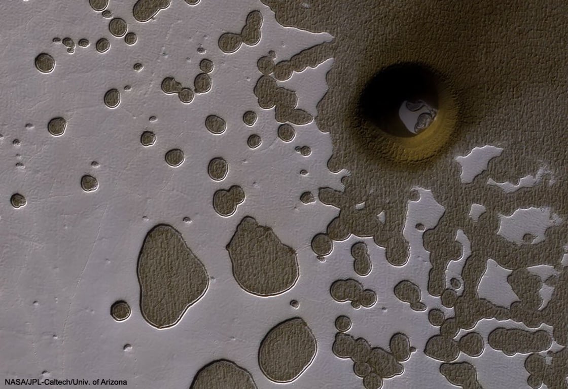 DOKONALÝ KRUH NA MARSU: NASA zveřejnila snímek obří, 100metrové „díry“. Vědci spekulují o životě na rudé planetě