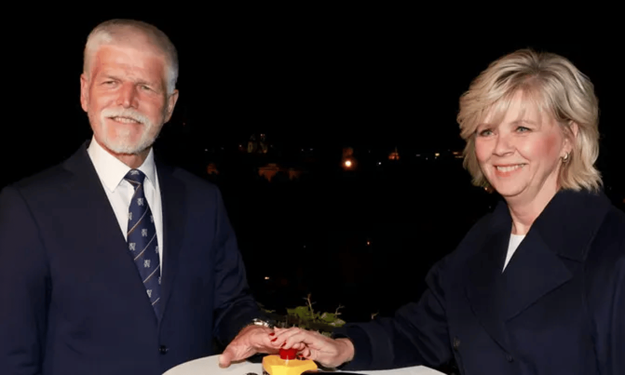 Češi se baví nad fotkou Václava Klause s prezidentským párem. „Nejhorší jsou staří zahořklí dědkové,“ zní komentáře