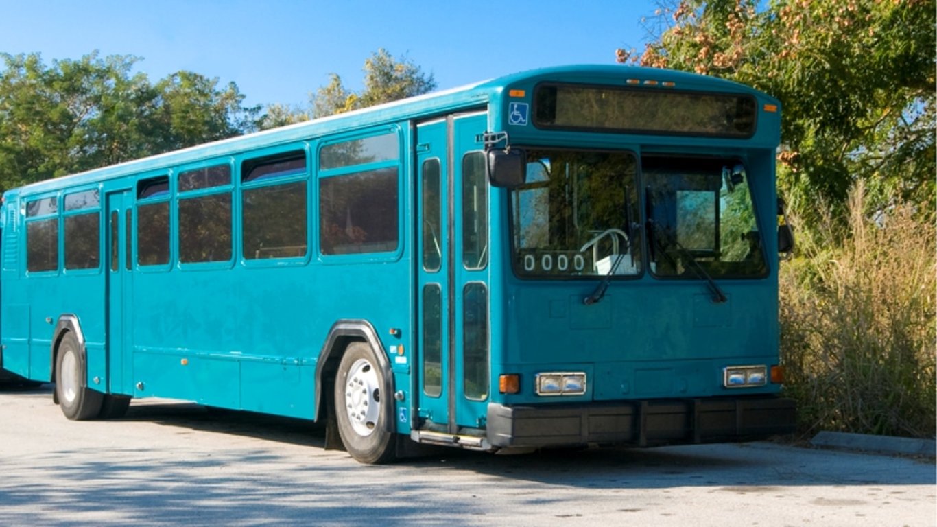Nájem byl pro něj příliš drahý. Autobus za 130 000 Kč přestavěl na krásné bydlení