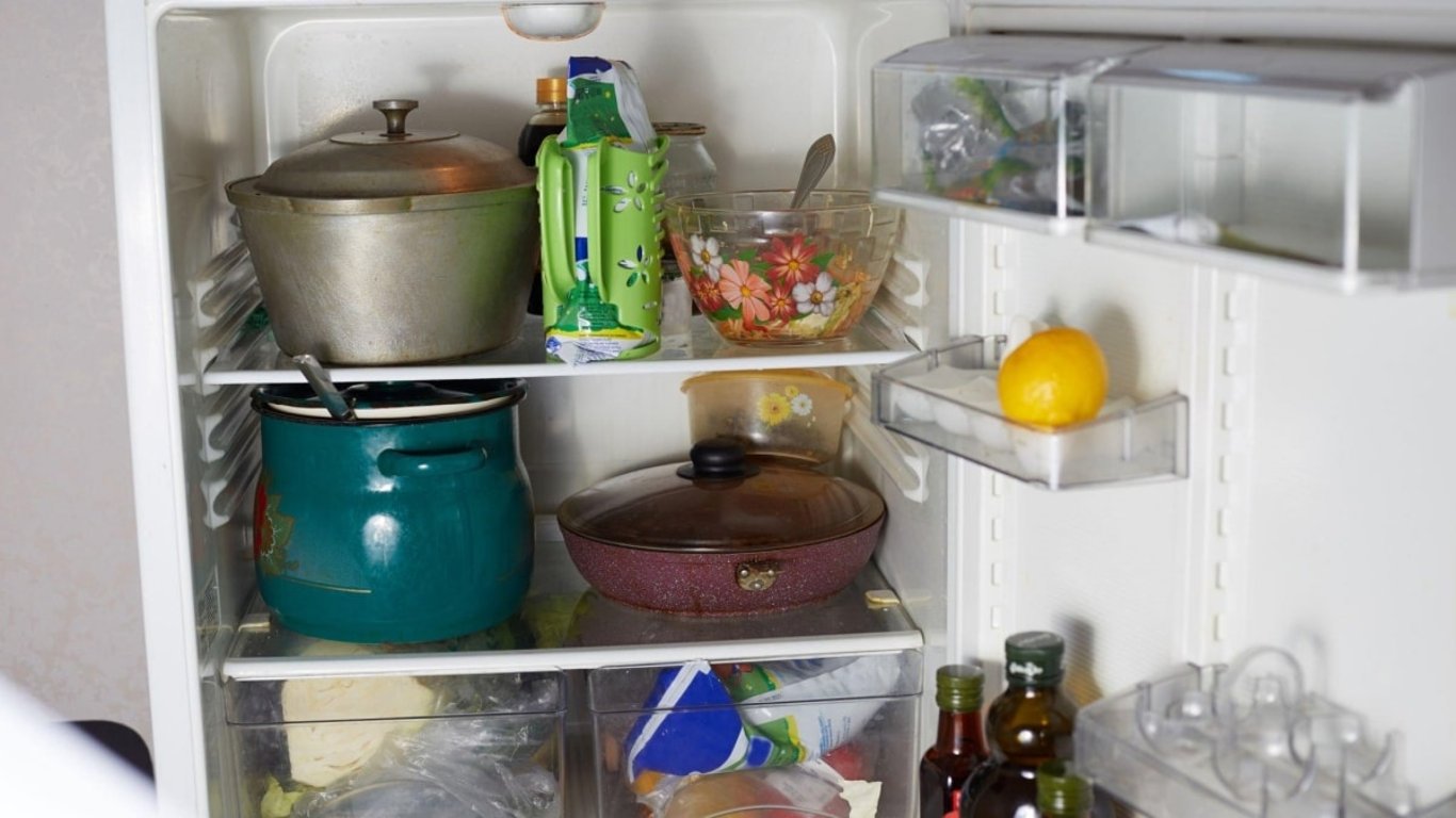 Vysoká spotřeba ledničky má často nečekaný důvod. Skutečný viník bývá tam, kde by ho nikdo nehledal