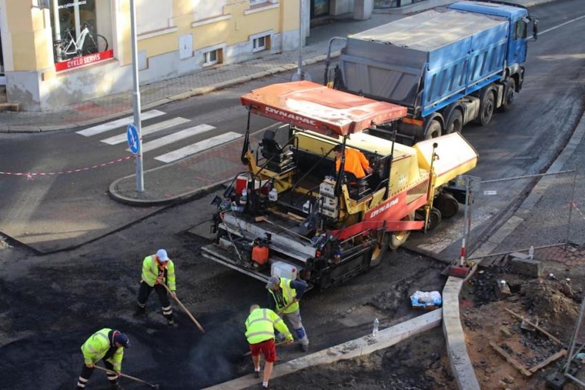 Dopravu v Jablonci zkomplikuje několik uzavírek. Bude se pokládat asfalt