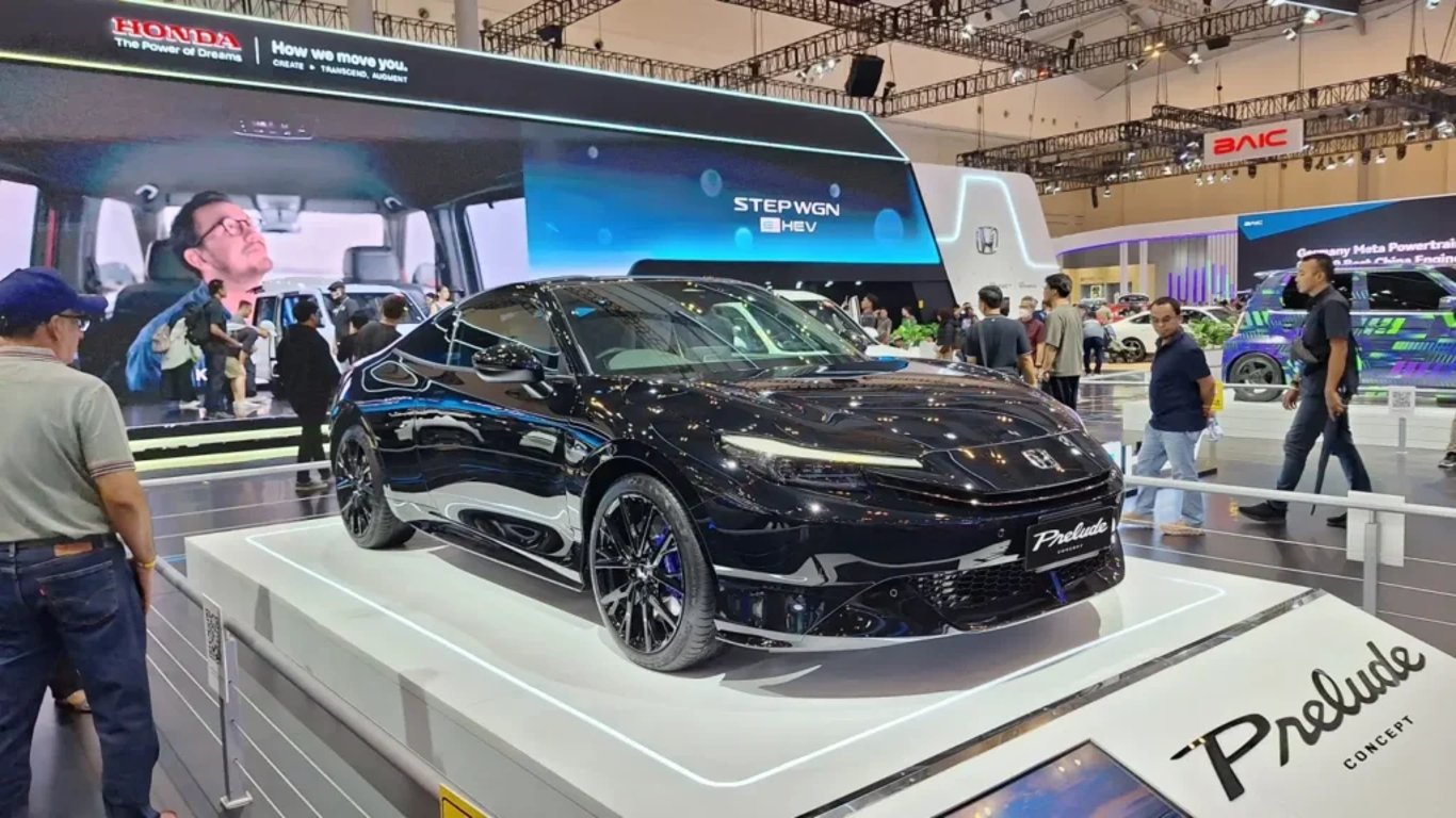 Černý koncept Honda Prelude vystavený na podstavci během premiéry na mezinárodním autosalonu