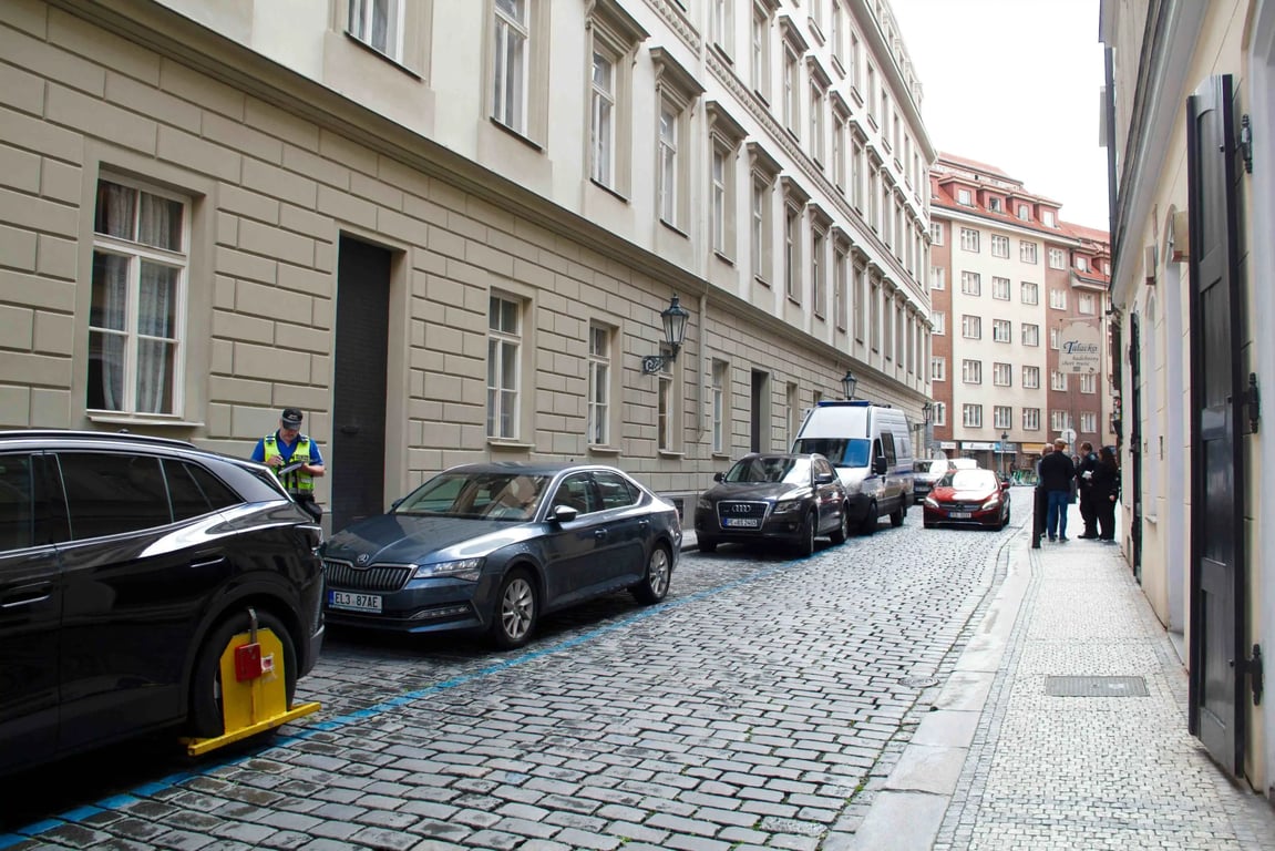 Řada zaparkovaných aut v Praze