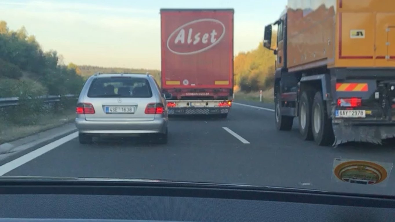 Kolik platíme za každý kilometr dálnic? Přepočítali jsme to. Z těch čísel jde hlava kolem, teď je to černé na bílém