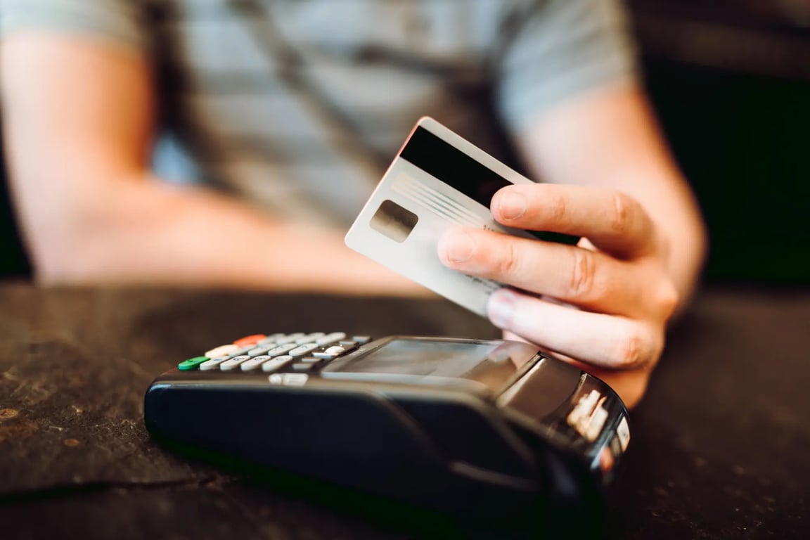 Češi přestávají vybírat peníze z bankomatu. Nový způsob je rychlejší a bez poplatků