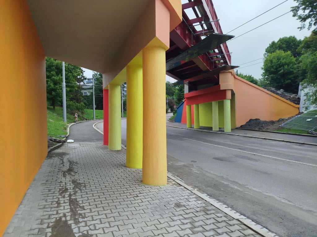 Barevný cirkusácký most? Jsme překvapeni, o ničem jsme dopředu nevěděli, říká město