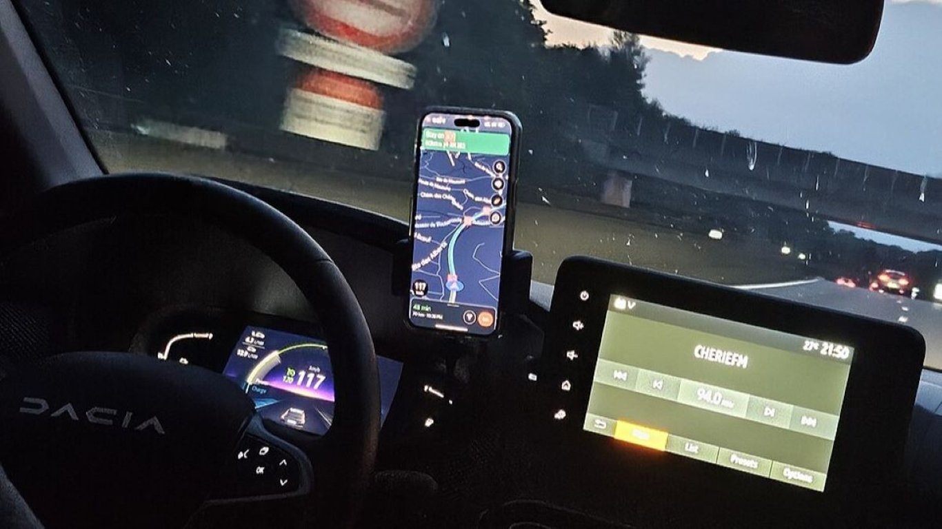 Každý, kdo v autě používá navigaci, si musí dát pozor. Letos za to hrozí pokuta až 36 000 Kč