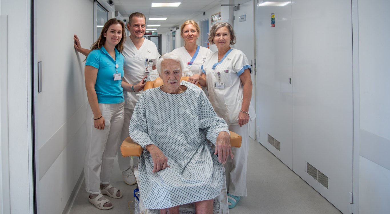 Osmdesátiletý lékař spadl z posedu. Zachránila ho manželka a tým olomoucké nemocnice