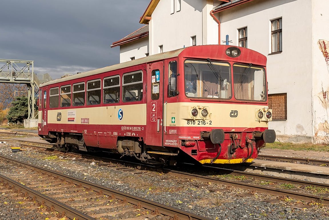 Vlak v Čáslavi usmrtil muže na přejezdu