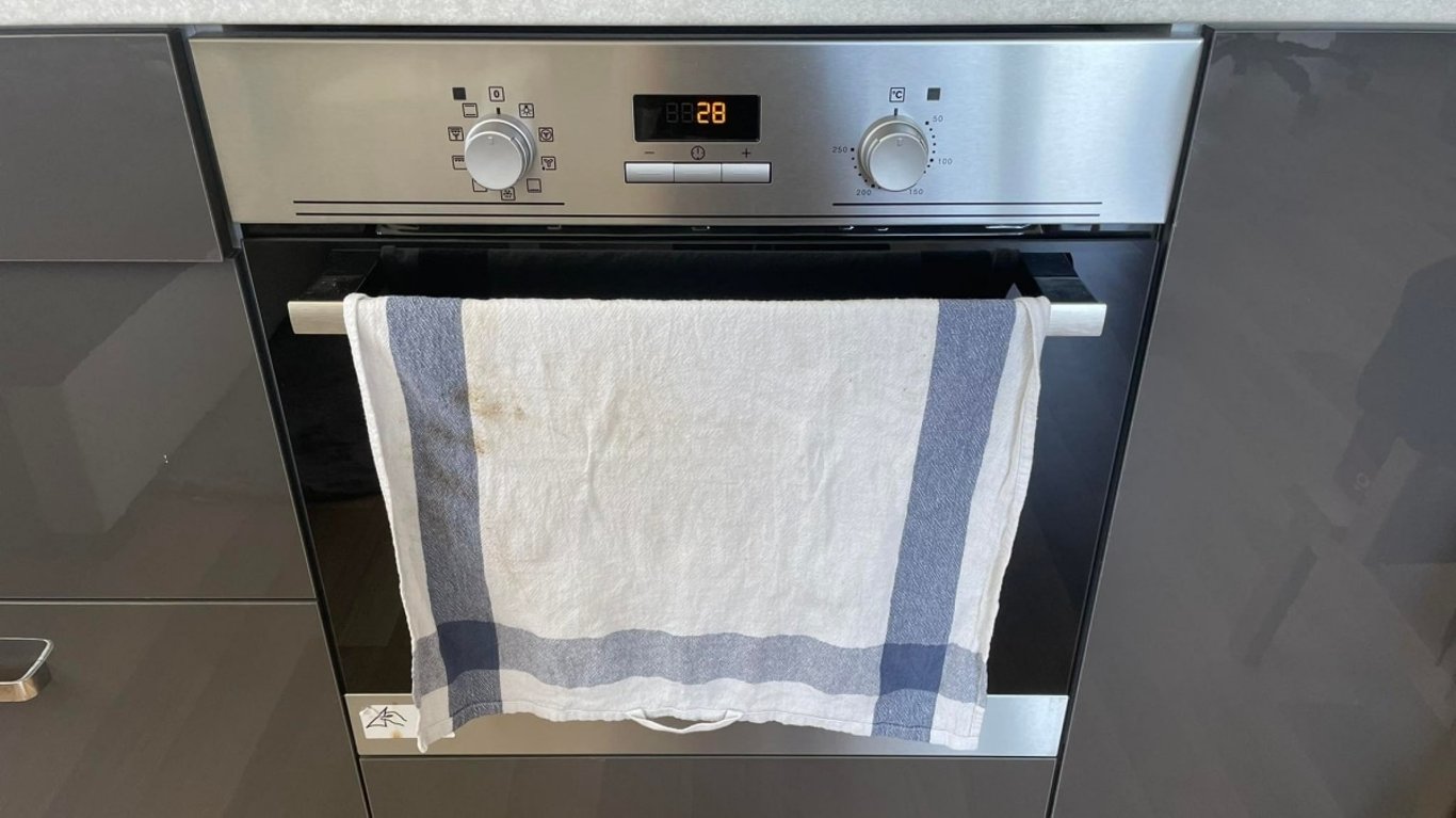 Nikdy nedávejte utěrku na dvířka trouby. Může to skončit bolestivou návštěvou nemocnice z několika důvodů