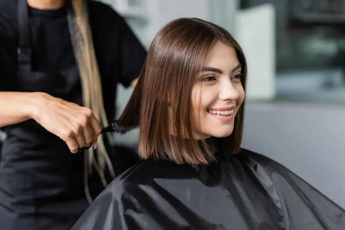 Tři účesy, které zvýrazní oči a maskují vrásky. Perfektní pro lámavé a slabé vlasy