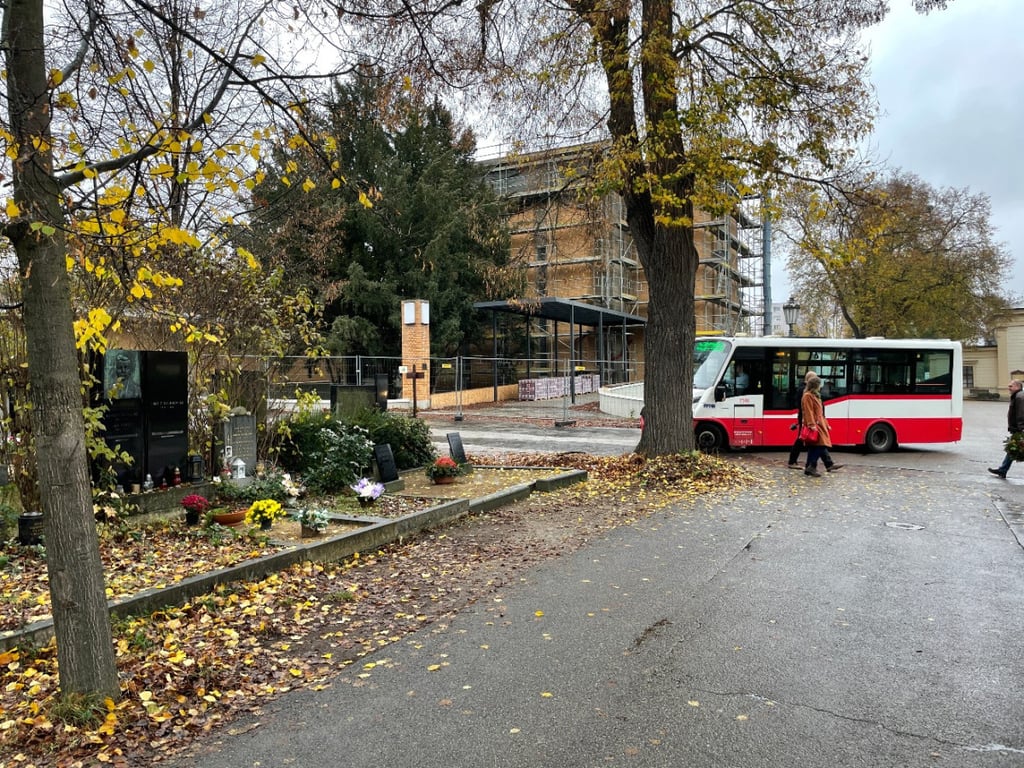 Dušičkové návštěvy v Brně ulehčí minibusy. Pojedou zdarma po Ústředním hřbitově