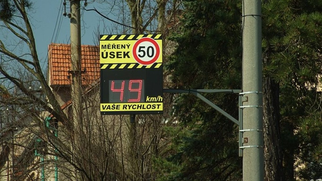 Radar byl ukrytý tak záludně, že o něm řidič vůbec nevěděl. Denně jezdil rychleji, přišla mu pokuta za 700 tisíc Kč