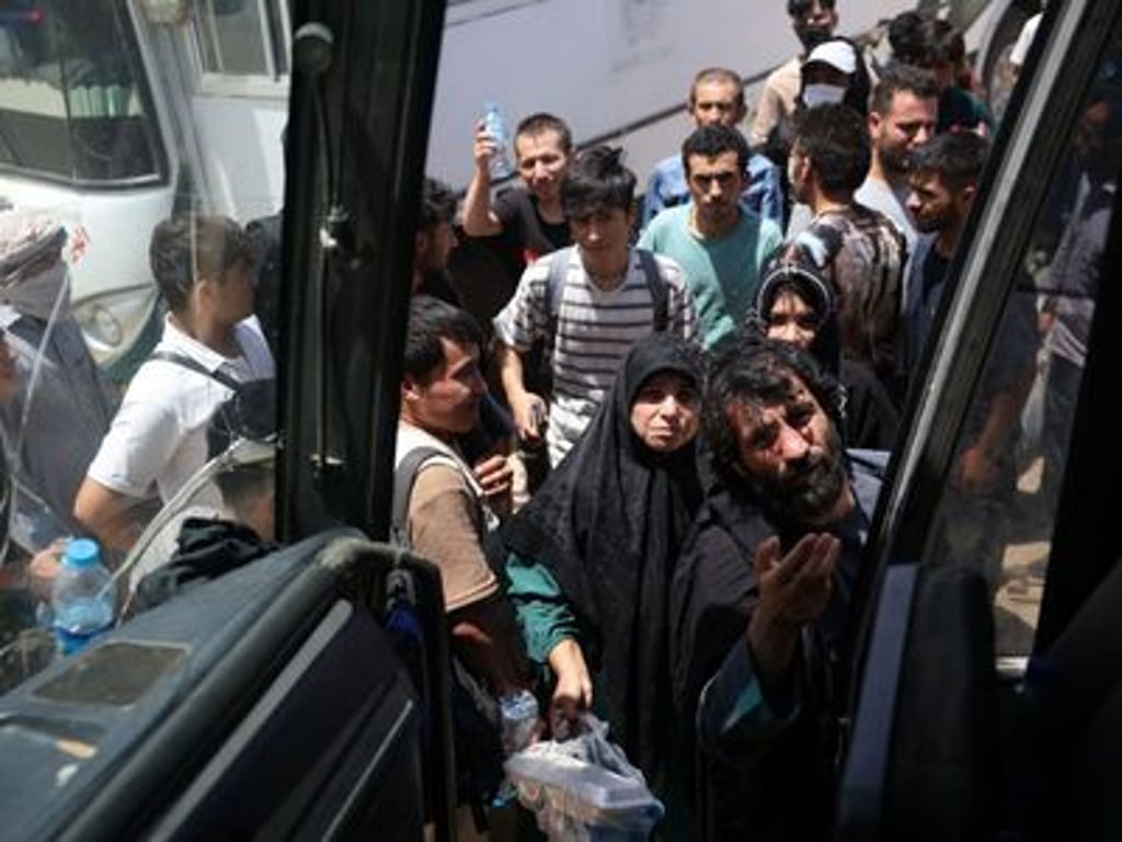 Tragická nehoda. Při srážce kamionu s autobusem v Afghánistánu zemřelo 76 lidí
