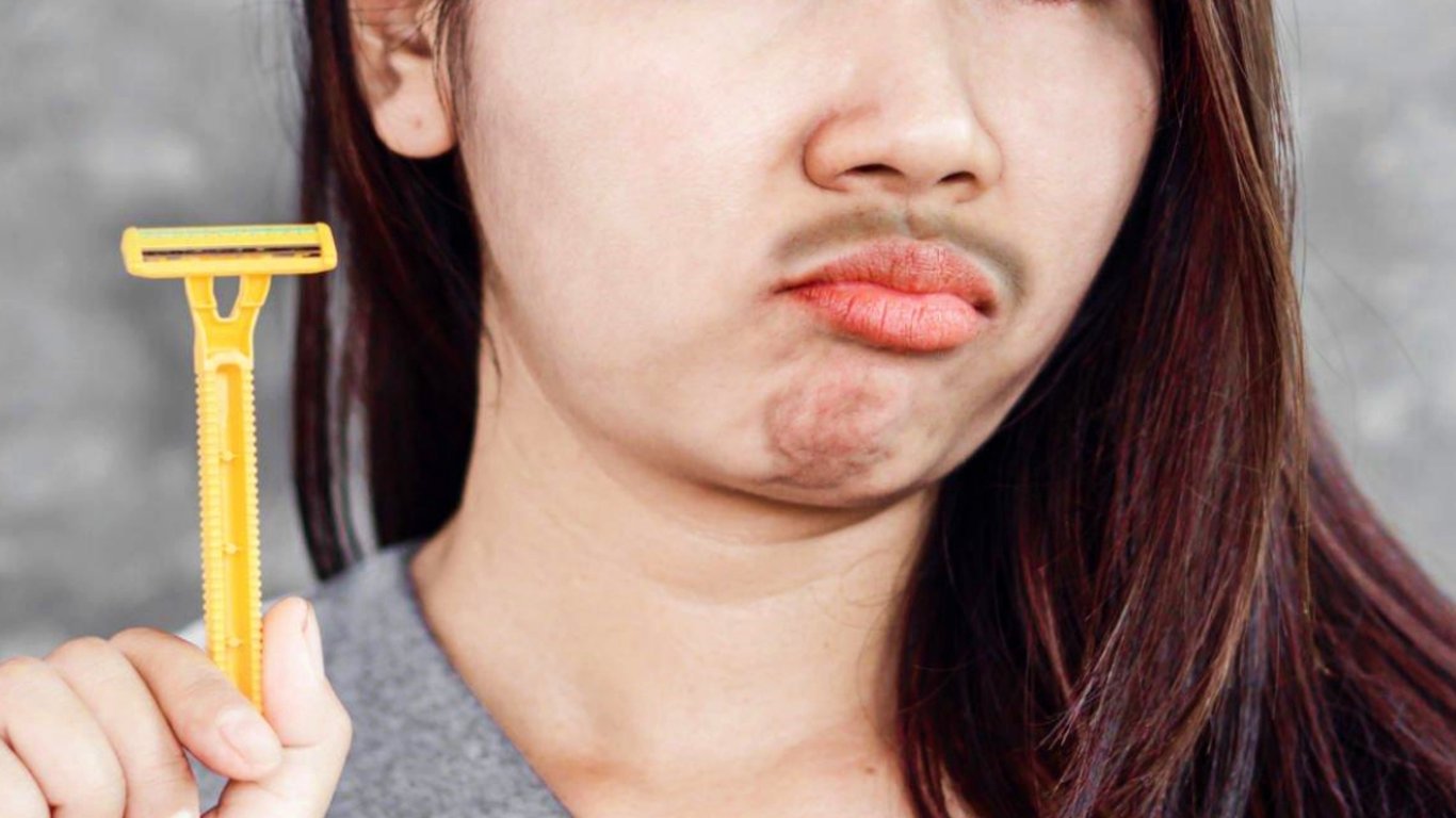 Chloupky na obličeji u ženy mohou znamenat vážný zdravotní problém. Neignorujte tyto varovné příznaky