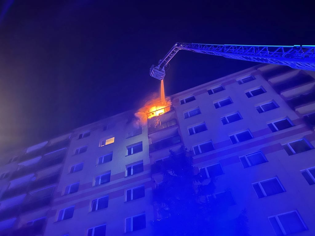 Požár panelového domu v Ústí nad Labem: evakuace 33 lidí, dva zranění