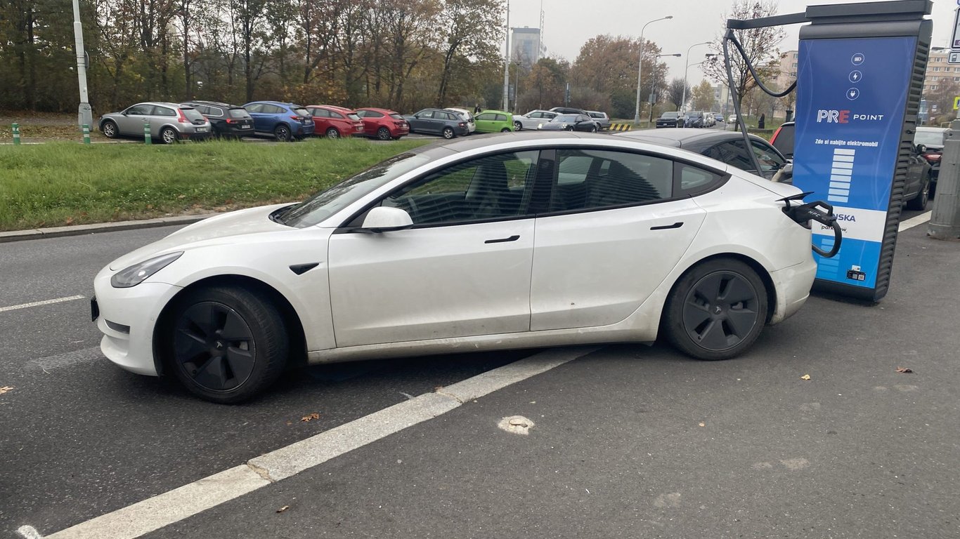 Test: Jaký je reálný dojezd 11 let staré Tesly? Tipněte si číslo a zamyslete se. Vážně byste si ji koupili?