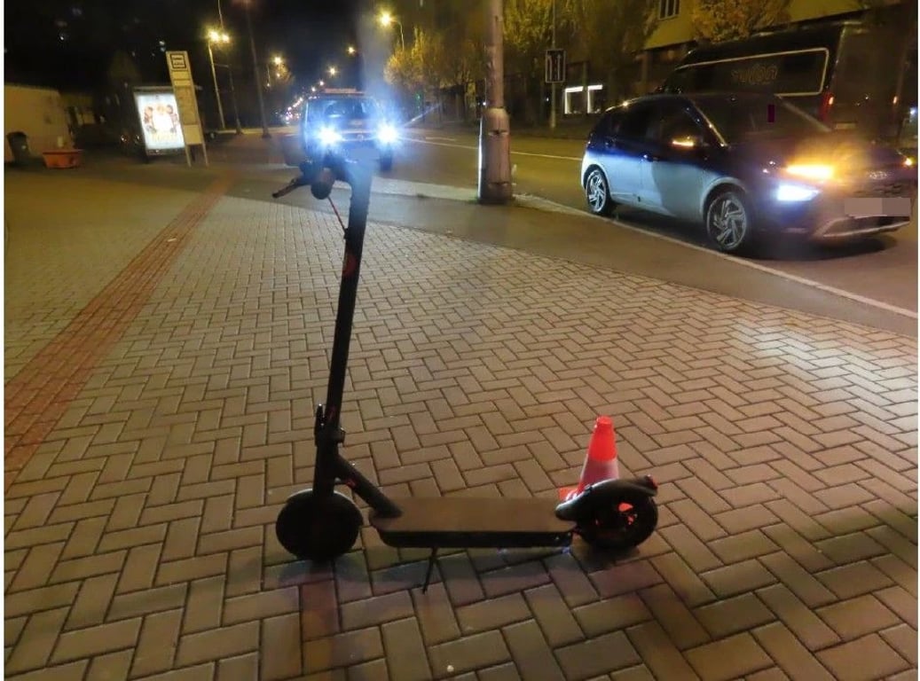 Při nehodě elektrokoloběžky v Hradci Králové se zranil člověk. Policie žádá veřejnost o pomoc