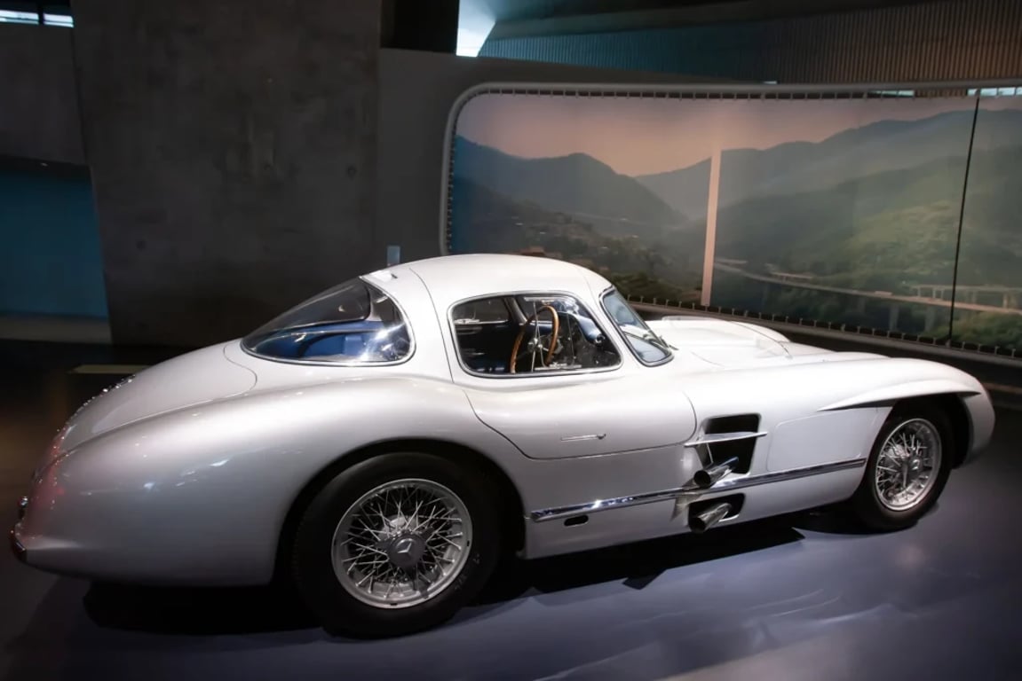 Boční pohled na stříbrný Mercedes Benz 300 SLR Uhlenhaut Coupé z roku 1955