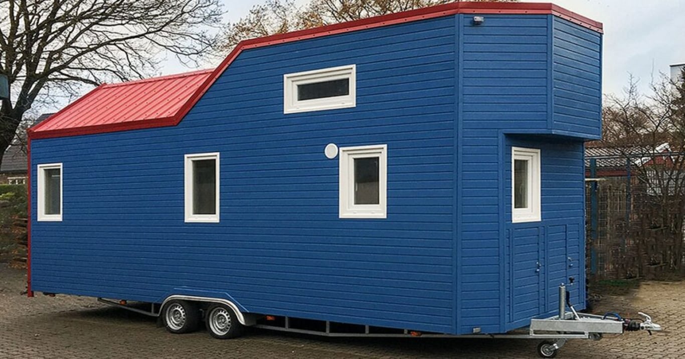 Za pouhých 600 Kč měsíčně stařík bydlí v praktickém a elegantním malém domku, který sám postavil