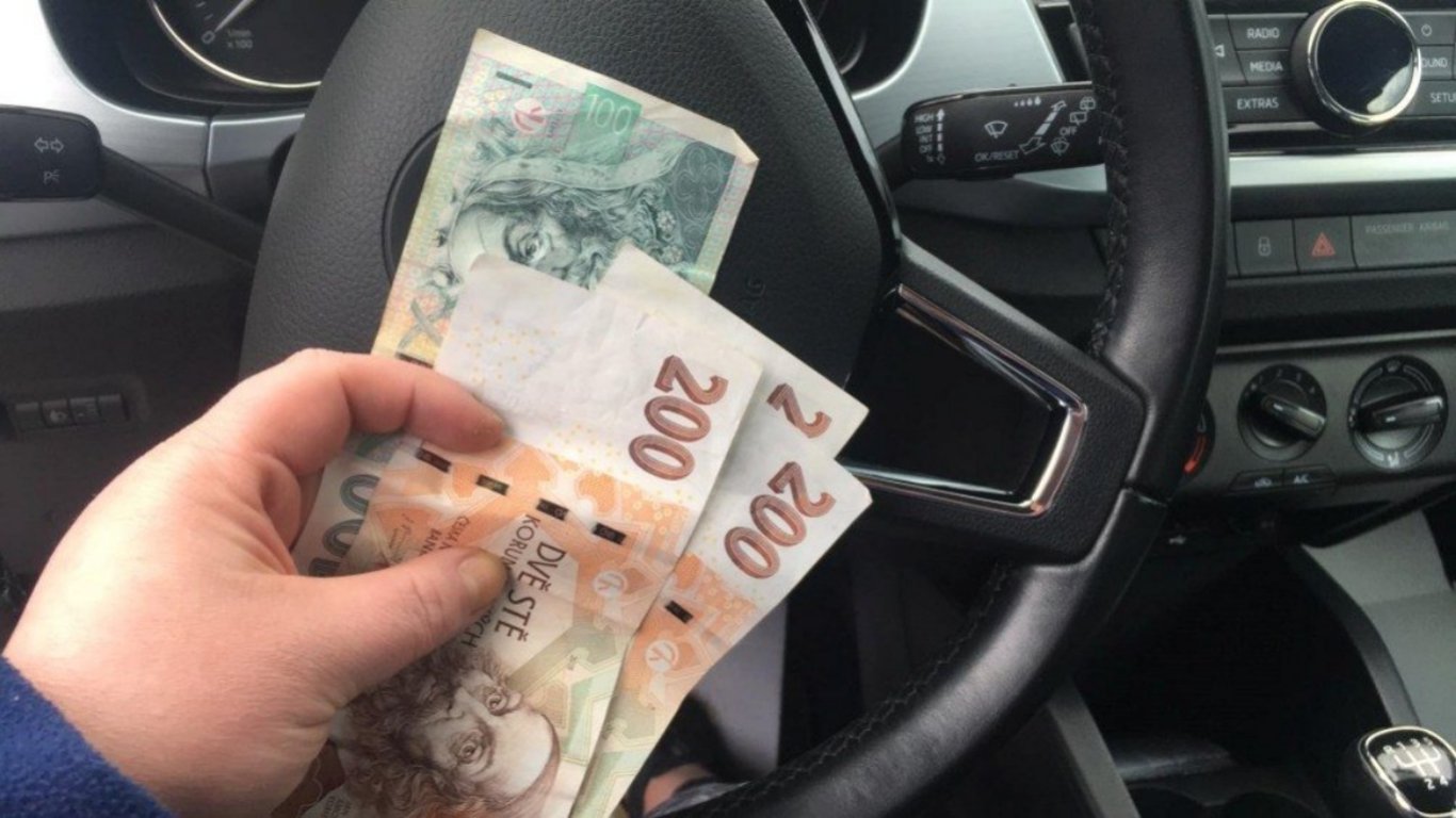 Řidiči budou platit daň za ujeté kilometry. Úřady nebude zajímat, kdo jezdí do práce jaké dálky. Prostě se to musí zaplatit